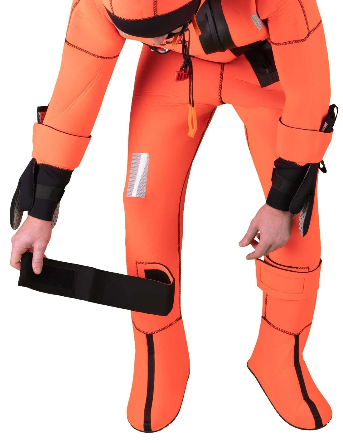 Hansen Protection SeaEco+ Solas Immersion Suit 82608– SeaEco+ is a further development of our SeaEco immersion suit. The major difference is that this suit is certified for use without a lifejacket. Built-in buoyancy in the collar ensures proper a floating position and adequate freeboard. Vacuum packing saves space and extends the mandatory service interval, which in turn makes this suit excellent value. – Now available at MTN Shop EU. - imagen 8