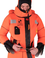Hansen Protection SeaEco+ Solas Immersion Suit 82608– SeaEco+ is a further development of our SeaEco immersion suit. The major difference is that this suit is certified for use without a lifejacket. Built-in buoyancy in the collar ensures proper a floating position and adequate freeboard. Vacuum packing saves space and extends the mandatory service interval, which in turn makes this suit excellent value. – Now available at MTN Shop EU. - imagen 10