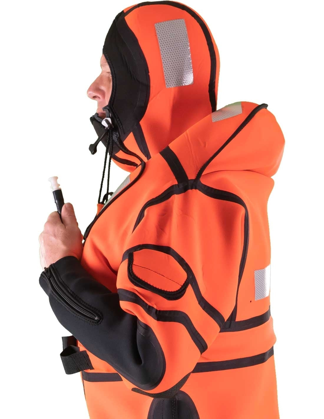 Hansen Protection SeaMob Anti Exposure Suit AES 82650– A suit specifically designed for rescue personnel on evacuation of ships and for use in MOB boats. SeaMOB is manufactured in 3 mm flame retardant, waterproof neoprene that provides insulation and buoyancy and is certified for use without lifejacket. The suit has an integrated, manual inflatable lung for proper flow position and increased freeboard. Fixed neoprene boots on the suit can be used in combination with fins. – Now available at MTN Shop EU. - imagen 9