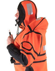 Hansen Protection SeaMob Anti Exposure Suit AES 82650– A suit specifically designed for rescue personnel on evacuation of ships and for use in MOB boats. SeaMOB is manufactured in 3 mm flame retardant, waterproof neoprene that provides insulation and buoyancy and is certified for use without lifejacket. The suit has an integrated, manual inflatable lung for proper flow position and increased freeboard. Fixed neoprene boots on the suit can be used in combination with fins. – Now available at MTN Shop EU. - imagen 9