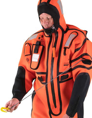 Hansen Protection SeaMob Anti Exposure Suit AES 82650– A suit specifically designed for rescue personnel on evacuation of ships and for use in MOB boats. SeaMOB is manufactured in 3 mm flame retardant, waterproof neoprene that provides insulation and buoyancy and is certified for use without lifejacket. The suit has an integrated, manual inflatable lung for proper flow position and increased freeboard. Fixed neoprene boots on the suit can be used in combination with fins. – Now available at MTN Shop EU. - imagen 10