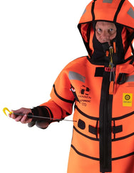 Hansen Protection SeaNordic Wet Suit 82606– A 6-hour immersion suit produced in extra strong flame-retardant neoprene. SeaNordic is equipped with an emergency light and has an integrated sprayhood that protects the face from waves and possibly seabirds. The hood has an innovative inflatable bladder for improved water tightness of the face seals, improved floatation and freeboard. The suit is certified for use without a lifejacket and is perfect as a survival suit on board fishing vessels, merchant ships and - imagen 5