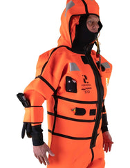 Hansen Protection SeaNordic Wet Suit 82606– A 6-hour immersion suit produced in extra strong flame-retardant neoprene. SeaNordic is equipped with an emergency light and has an integrated sprayhood that protects the face from waves and possibly seabirds. The hood has an innovative inflatable bladder for improved water tightness of the face seals, improved floatation and freeboard. The suit is certified for use without a lifejacket and is perfect as a survival suit on board fishing vessels, merchant ships and - imagen 6