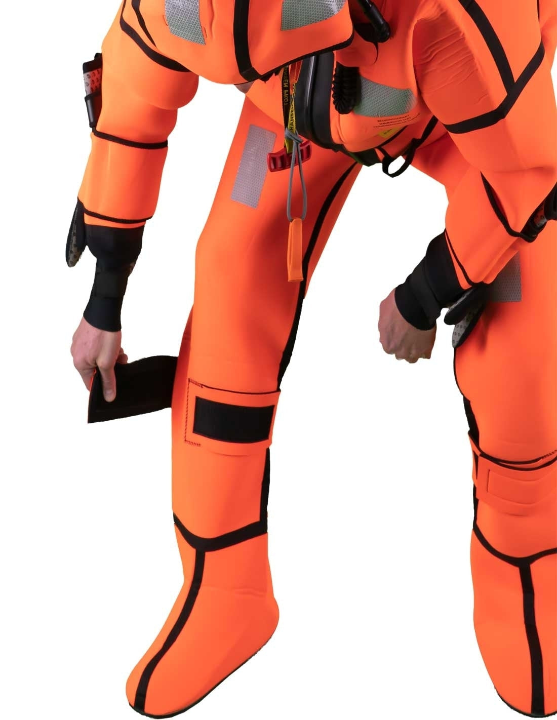 Hansen Protection SeaNordic Wet Suit 82606– A 6-hour immersion suit produced in extra strong flame-retardant neoprene. SeaNordic is equipped with an emergency light and has an integrated sprayhood that protects the face from waves and possibly seabirds. The hood has an innovative inflatable bladder for improved water tightness of the face seals, improved floatation and freeboard. The suit is certified for use without a lifejacket and is perfect as a survival suit on board fishing vessels, merchant ships and - imagen 9