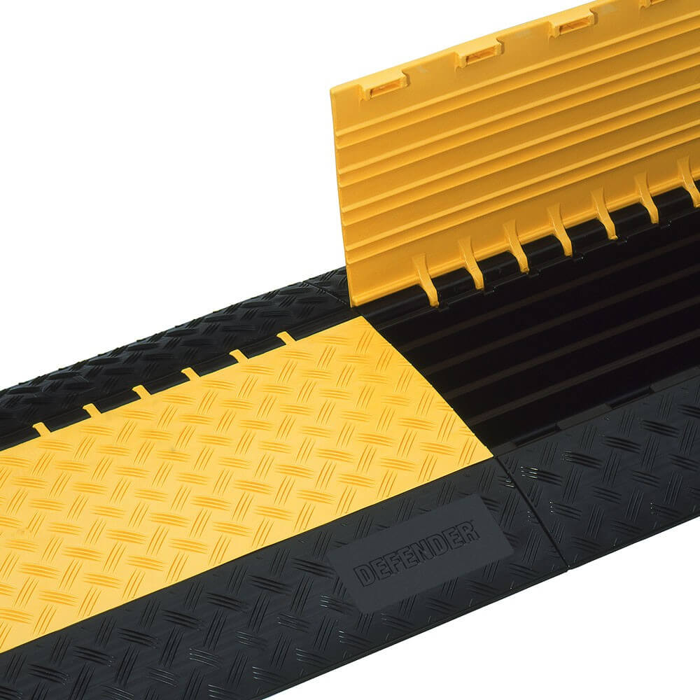Defender 3 Cable Protector Ramp - 3 Channels– Cable Protector Ramp with 3 channels, featuring a 73 mm profile, 45° curve and end ramps with detachable dovetail connectors – Now available at MTN Shop EU. - imagen 4