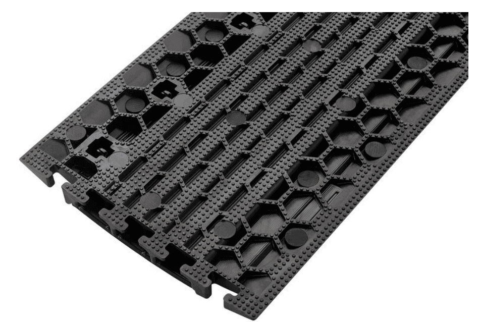 Defender NANO-kabelbeschermers - 6 kanalen – Platte, smalle antislip 6-kanaals kabelbeschermer met geïntegreerde connectoren voor gebruik binnen en buiten; Zwart/geel en zwart; Afmetingen: 100x28x3,2 cm; Gemaakt in Duitsland – nu verkrijgbaar bij MTN Shop EU. - imagen 5