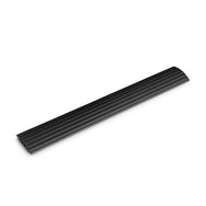 Defender OFFICE-kabelbeschermer - 4 kanalen – Antislip, ultraplatte kabelbeschermer met 4 kanalen en voorgeboorde montagegaten voor gebruik binnenshuis; Gemaakt in Duitsland – nu verkrijgbaar bij MTN Shop EU. - imagen 3