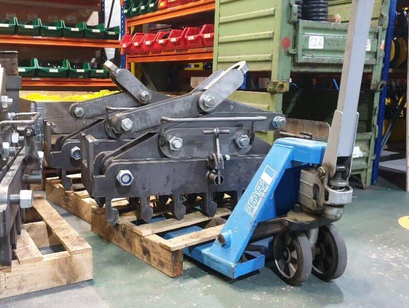 Camlok Utbytbar Multi Rail Grab MRC 5000-8000 KG– MRC Multi Rail Grab har designats för att underlätta snabb bulkhantering av rälssektioner. – Nu tillgänglig på MTN Shop EU. - imagen 5