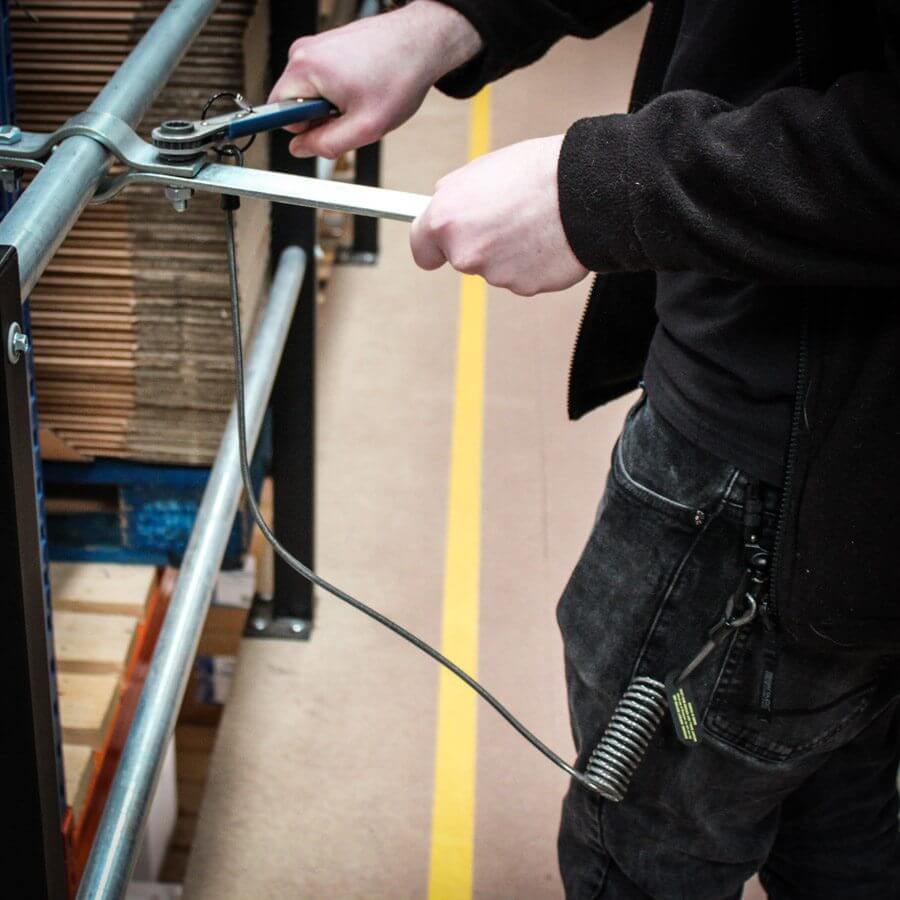 Dirty Rigger Podger 4-in-1 (metrische combinatie) – Gemaakt van massief staal en gecoat met een ultrasterke nikkel-verchroomde coating. 4 dopgroottes: 17, 19, 21 en 24 mm. Met klein oogje om een ​​lanyard aan te bevestigen. – Nu verkrijgbaar bij MTN Shop EU. - imagen 2