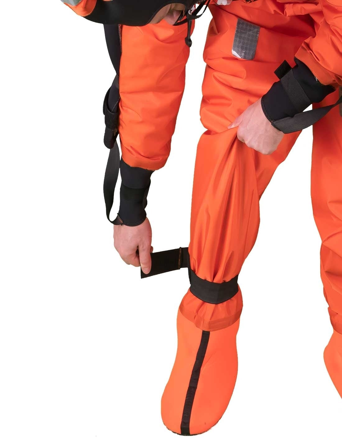 Hansen Protection E-307 III Wet Suit 85204– The E-307 is a good life insurance if the event of an accident at sea. This is a 6-hour immersion suit made from durable 100% waterproof, flame-retardant PU-coated nylon. The suit keeps you dry and warm in the correct flotation position without the need for a lifejacket! Insulating flotation material placed in several separate cells in the lining provide high freeboard and good flotation. Lining is detachable for simplified service and cleaning. Suitable for use o - imagen 5