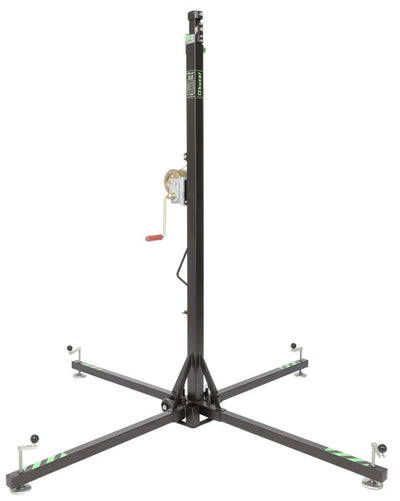 Kuzar Tower Lift K-2 – K-2 väger endast 32 kg och kan lyfta 125 kg till en höjd av 5 m. Det är det enda tornet i den ultralätta Kuzar-serien som når en maximal höjd på 5 meter. Detta torn är även avsett för att lyfta lätta strukturer, de 4 benen har justerbara halkfria gummiplattor. Dess reducerade vikt och dess två bakhjul gör transporten mycket bekväm. Säkerheten tillhandahålls av vår automatiska KAT-utlösare som låser sektionerna automatiskt när du lyfter tornet och även skyddar dess l