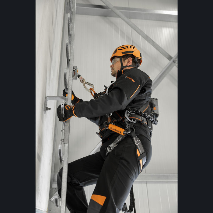 Skylotec Harness IGNITE PROTON WIND (M-XXL) – This completely equipped body and work positioning harness with a synthetic sliding plate was specially designed with the wind energy sector in mind. – Now available at MTN Shop EU.