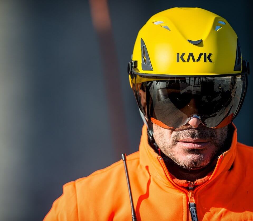 KASK Visor V2 Plus para cascos SuperPlasma AQ/PL/HP: el KASK Visor V2 Plus, compatible con las líneas de cascos Plasma, Super Plasma y HP, brinda una excelente protección ocular con su lente panorámica antivaho y resistente a rayones. Esta visera V2 Plus está disponible en 3 estilos: transparente, espejo plateado y ahumado. Compre ahora el KASK Visor V2 Plus. – Ya disponible en MTN Shop EU. - imagen 9