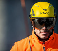 KASK Visor V2 Plus para cascos SuperPlasma AQ/PL/HP: el KASK Visor V2 Plus, compatible con las líneas de cascos Plasma, Super Plasma y HP, brinda una excelente protección ocular con su lente panorámica antivaho y resistente a rayones. Esta visera V2 Plus está disponible en 3 estilos: transparente, espejo plateado y ahumado. Compre ahora el KASK Visor V2 Plus. – Ya disponible en MTN Shop EU. - imagen 9