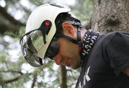 Visera KASK para cascos Zenith (ZEN): la visera Zen es el accesorio ideal para combinar con el casco Zenith de KASK. Con características como tratamiento antivaho y resistente a rayones, Zen Visor proporciona una visibilidad inigualable. Obtenga más información aquí sobre las distintas cualidades de Zen Visor. – Ya disponible en MTN Shop EU. - imagen 5