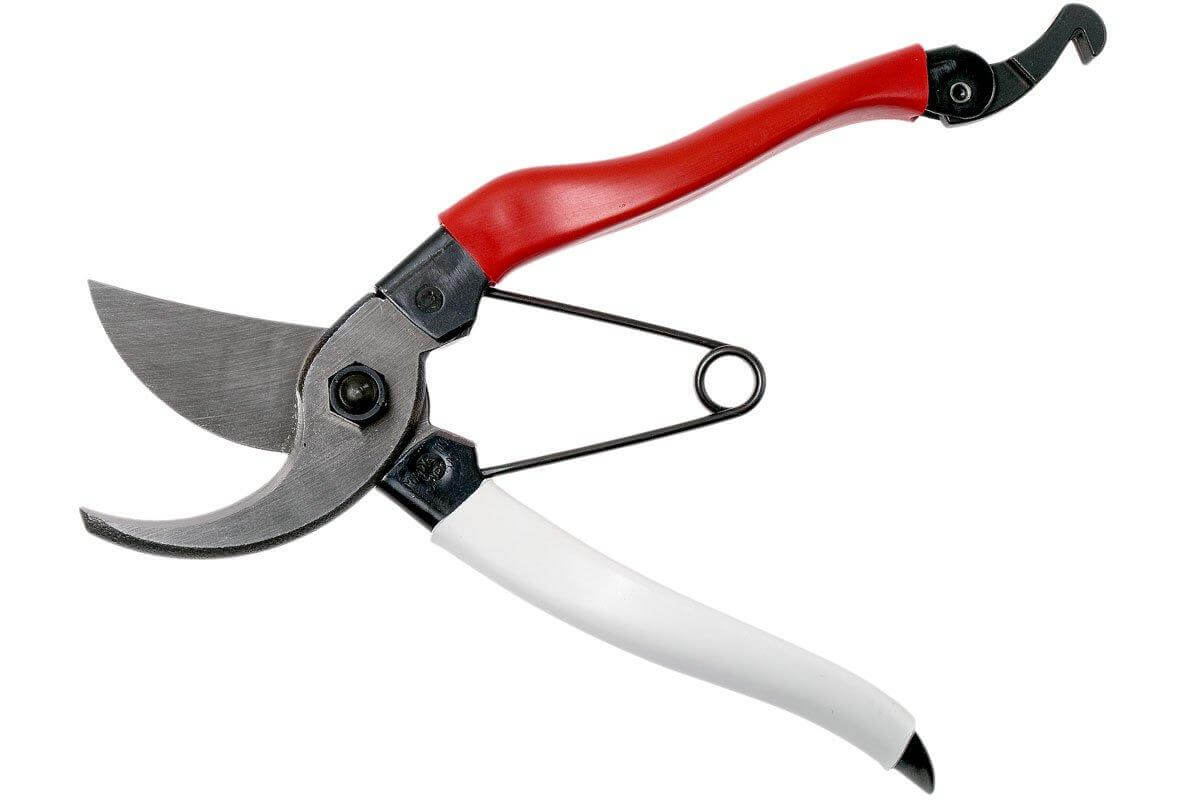 Okatsune Secateurs 101– Made in Japan, the Okatsune 101 is a compact pruner particularly suitable for the small hand. The blades are very hard and stay sharper for longer due to the Japanese steel used in manufacture. – Now available at MTN Shop EU.