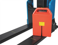 Pfaff-silberblau elektrisk palltruck (EGU 15E Li-ION) 1500kg– Kapacitet 1500 kg. Kompakta mått & enkel hantering. Idealisk för transport av pallat gods på jämn mark, över korta sträckor. Snabb och internationell leverans nu! – Nu tillgänglig på MTN Shop EU. - imagen 2