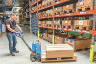 Pfaff-silberblau elektrisk palltruck (EGU 15E Li-ION) 1500kg– Kapacitet 1500 kg. Kompakta mått & enkel hantering. Idealisk för transport av pallat gods på jämn mark, över korta sträckor. Snabb och internationell leverans nu! – Nu tillgänglig på MTN Shop EU. - imagen 3