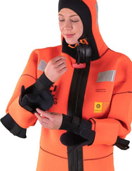Hansen Protection SeaEco Wet Suit 82603– SeaEco is one of our best-selling standard immersion suits. The suit is manufactured in 5mm flame-retardant neoprene and our focus has been on quality and safety. SeaEco is a 6-hour immersion suit that must be used with certified lifejacket. SeaEco can be supplied individually vacuum packed and takes up little space. It is ideal for vessels destined for cold water regions and that already have certified lifejackets on board. – Now available at MTN Shop EU. - imagen 6