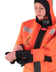 Hansen Protection SeaEco Wet Suit 82603– SeaEco is one of our best-selling standard immersion suits. The suit is manufactured in 5mm flame-retardant neoprene and our focus has been on quality and safety. SeaEco is a 6-hour immersion suit that must be used with certified lifejacket. SeaEco can be supplied individually vacuum packed and takes up little space. It is ideal for vessels destined for cold water regions and that already have certified lifejackets on board. – Now available at MTN Shop EU. - imagen 8