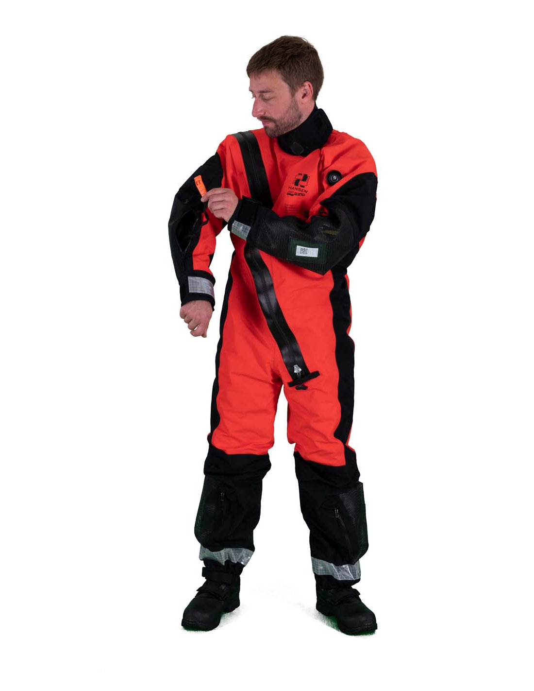 Hansen Protection SeaWind ETSO Suit III with Adjustable Neck Seal 85533– Comfortable suit for demanding conditions. Designed with focus on ergonomy, weight and comfort without compromise. SeaWind has been certified according to SOLAS-, ISO- and EASA-requirements (triple certified). As such it has been approved for most any demanding work situation. No other survival suit can claim to be suitable for such a wide range of applications as the SeaWind concept. The suit is approved for work, shipping and helicop - imagen 7