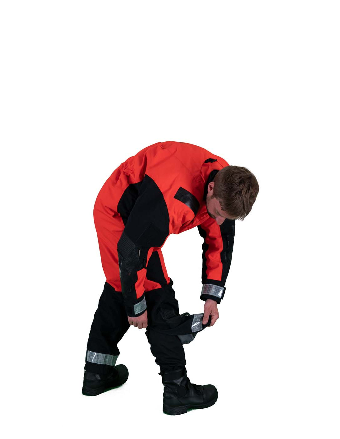 Hansen Protection SeaWind ETSO Suit III with Adjustable Neck Seal 85533– Comfortable suit for demanding conditions. Designed with focus on ergonomy, weight and comfort without compromise. SeaWind has been certified according to SOLAS-, ISO- and EASA-requirements (triple certified). As such it has been approved for most any demanding work situation. No other survival suit can claim to be suitable for such a wide range of applications as the SeaWind concept. The suit is approved for work, shipping and helicop - imagen 9