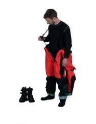 Hansen Protection SeaWind ETSO Suit III with Adjustable Neck Seal 85533– Comfortable suit for demanding conditions. Designed with focus on ergonomy, weight and comfort without compromise. SeaWind has been certified according to SOLAS-, ISO- and EASA-requirements (triple certified). As such it has been approved for most any demanding work situation. No other survival suit can claim to be suitable for such a wide range of applications as the SeaWind concept. The suit is approved for work, shipping and helicop - imagen 10