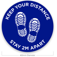 Autocollants de sol à distance sociale 400 mm de diamètre. «Gardez vos distances»– ✔Imprimé avec le texte « KEEP YOUR DISTANCE STAY 2M APART » ✔Couleur: jaune/noir ✔Conception anti-rayures ✔utilisation intérieure et extérieure – Maintenant disponible sur MTN Shop EU.