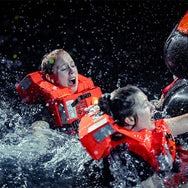 Crewsaver Premier Compact With L6A-EX Light 83202– Since the Crewsaver Premier was introduced in July 2010, the lifejacket has led the way in passenger and crew lifejacket safety. Driven by regulation changes for lifejacket accessibility on cruise ships, and customer demand for reduced bulk and improved storage options, Crewsaver has designed the Premier Compact - a 49.2% smaller alternative (by volume) to the original Premier. – Now available at MTN Shop EU. - imagen 2