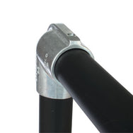 Doughty 90 graden elleboog – Een ellebooggewricht van 90 graden tussen twee buizen. Fitting van magnesiumlegering. Past op een buis met een diameter van 48 mm. Hoge corrosieweerstand. Tot 70% lichter dan ijzeren beslag, maar met vergelijkbare sterkte. 100% te redden en herbruikbaar. Ideaal voor het maken van frames, bureaus, leuningen en meer. – Nu verkrijgbaar bij MTN Shop EU. - imagen 3