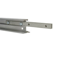 Doughty Studio Rail - Verbindingsset – Een verbindingsset bestaat uit 2 verbindingsplaten, 1 verbindingspin en 4 bevestigingsmiddelen. Dankzij de Joint Pin kunnen de railuiteinden tijdens de installatie worden ondersteund en precies worden uitgelijnd voor soepel lopende wagens. – Nu verkrijgbaar bij MTN Shop EU.