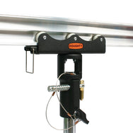 Riel Doughty Studio: carro de 6 ruedas con receptor de 28 mm: este carro de 6 ruedas está equipado con un freno de fricción y un receptor de ⌀28 mm de 3 puntos. Se utiliza para suspender luminarias equipadas con una espiga de ⌀28 mm. Seguro y eficiente. – Ya disponible en MTN Shop EU.
