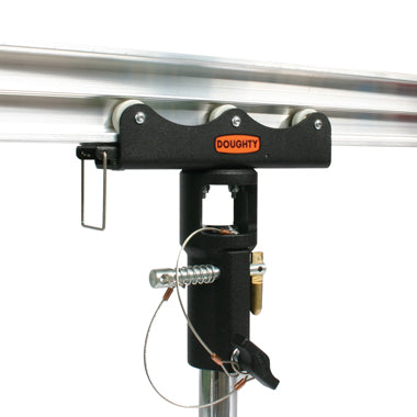Doughty Studio Rail - Wagen met 6 wielen en een ontvanger van 28 mm - Dit onderstel met 6 wielen is uitgerust met een wrijvingsrem en een 3-punts ontvanger van ⌀28 mm. Wordt gebruikt voor het ophangen van armaturen voorzien van een ⌀28mm spigot. Veilig en efficiënt. – Nu verkrijgbaar bij MTN Shop EU.